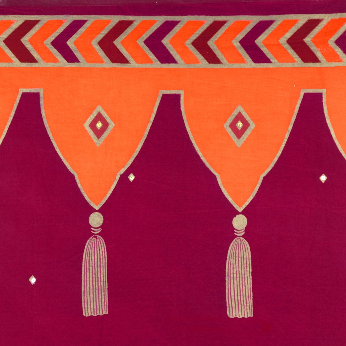 Magenta scalloping wall