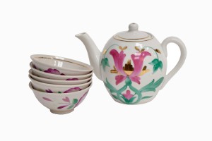 Uzbeki teapot and bowls with pink flower decoration